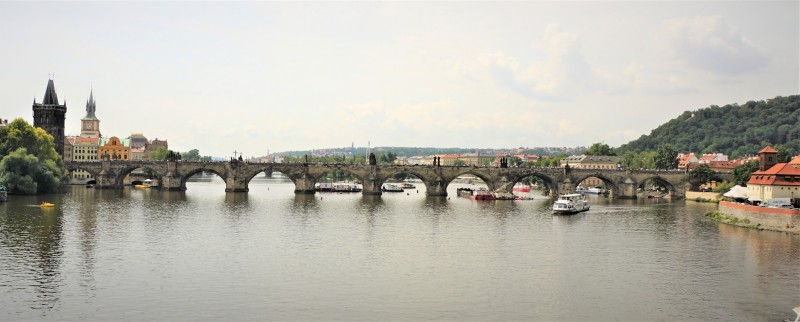 Blick-von-der-Moldau-auf-die-Karlsbrücke